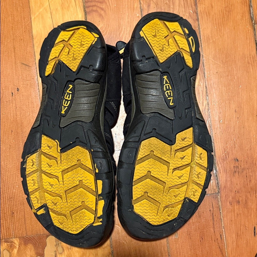 KEEN mountain slippers - Picture 2 of 4